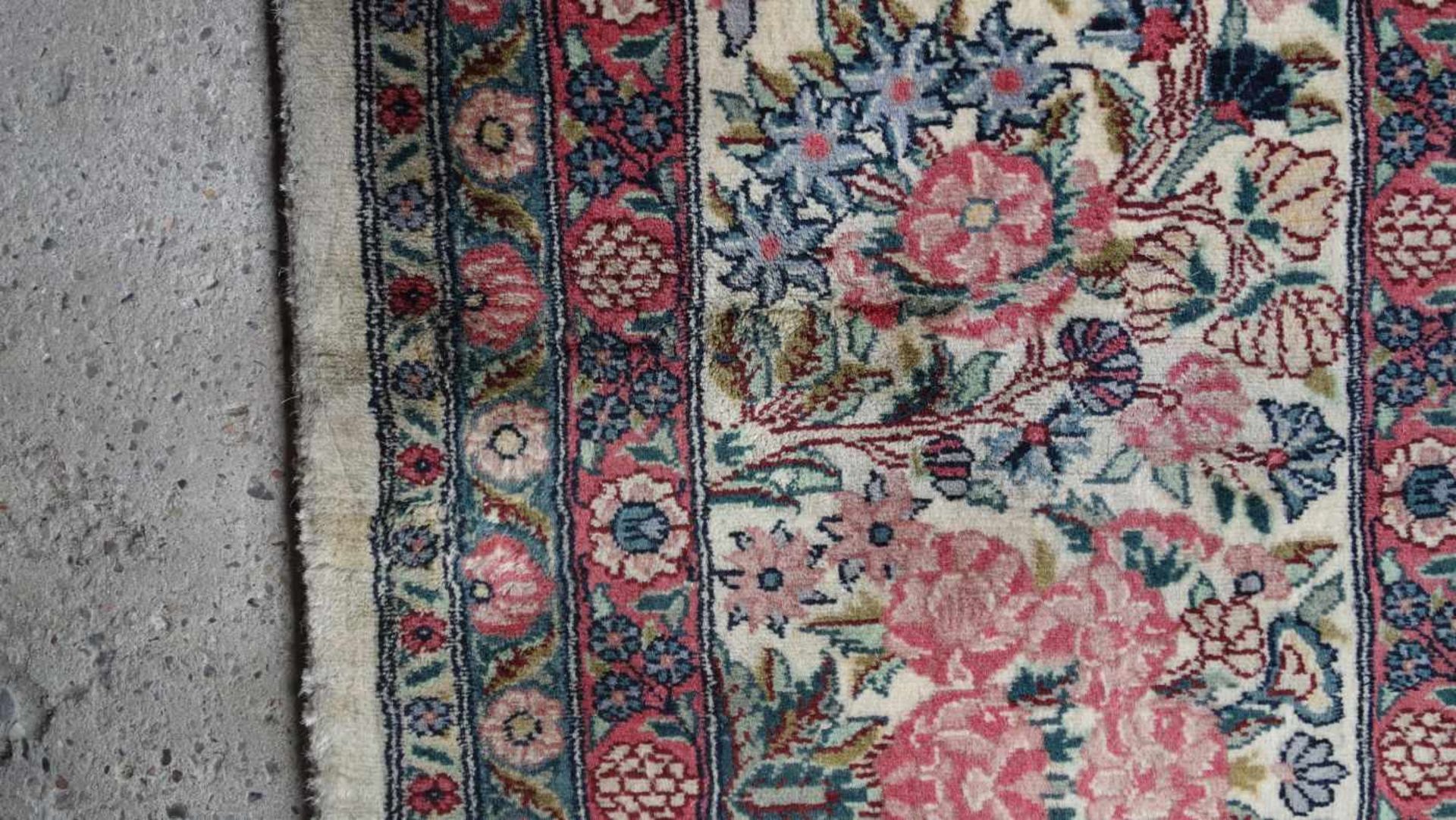 KIRMAN / GROSSER PERSISCHER TEPPICH MIT BLUMENMOTIVEN / rug, um 1930, Südpersien, feine Wolle. Helle - Image 8 of 19