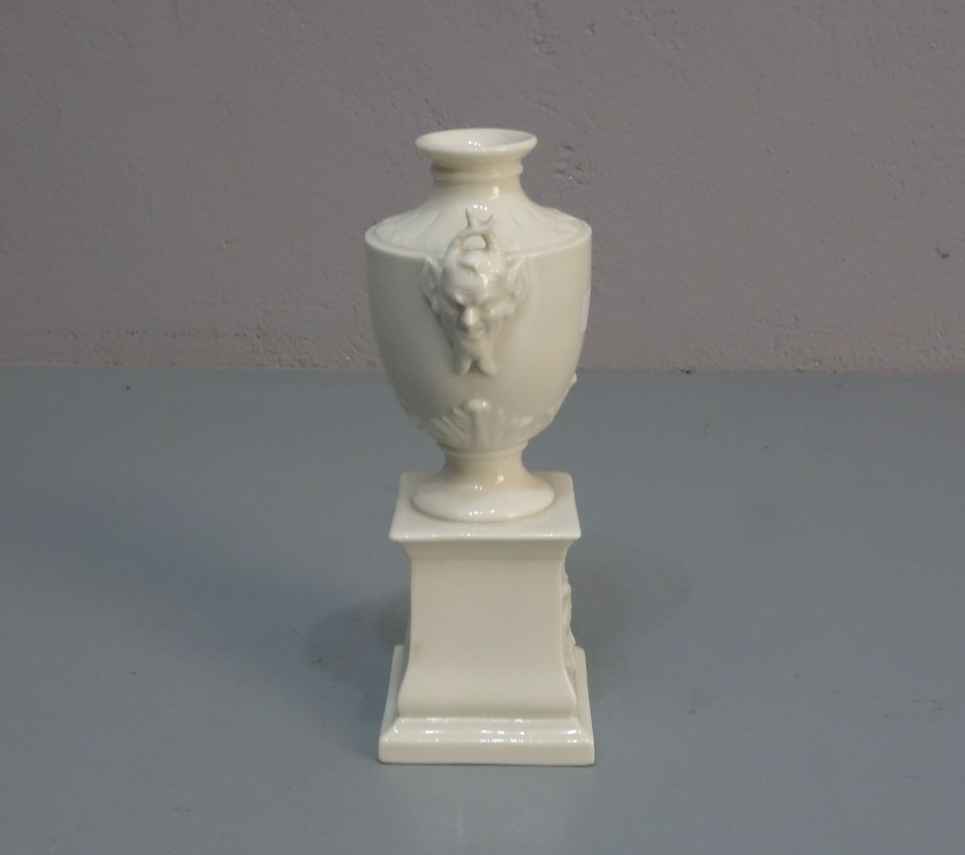 VASE, Weissporzellan, Manufaktur Nymphenburg, unterglasurgrüne bekrönte Rautenschildmarke, Marke - Image 4 of 5