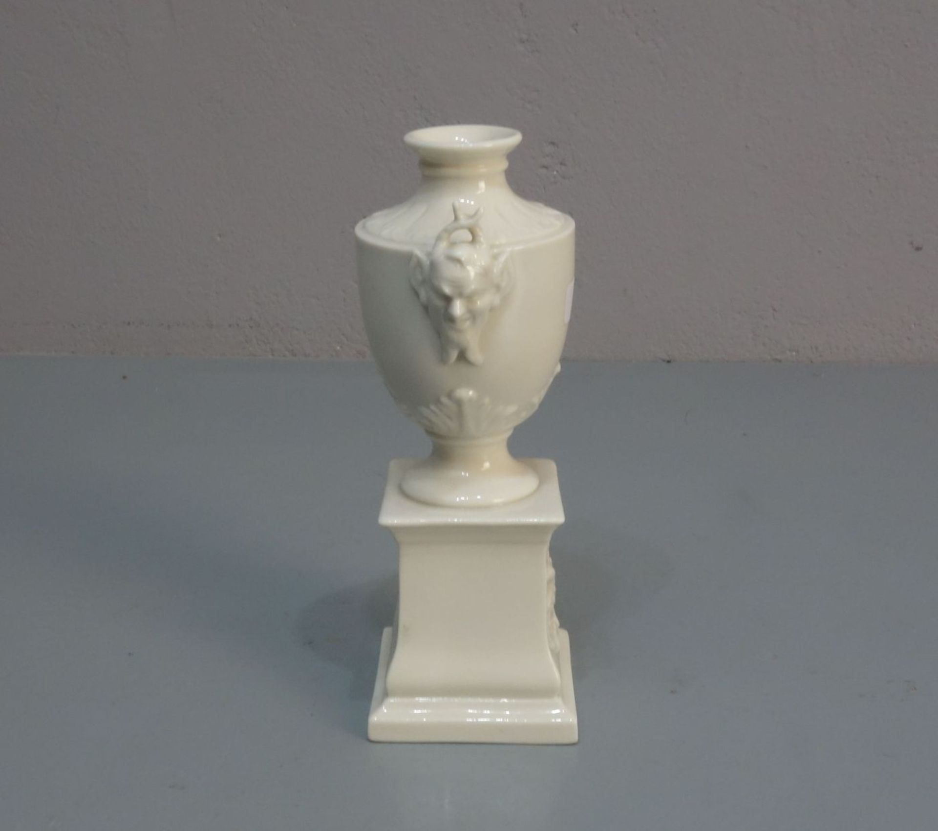 VASE, Weissporzellan, Manufaktur Nymphenburg, unterglasurgrüne bekrönte Rautenschildmarke, Marke - Bild 4 aus 5