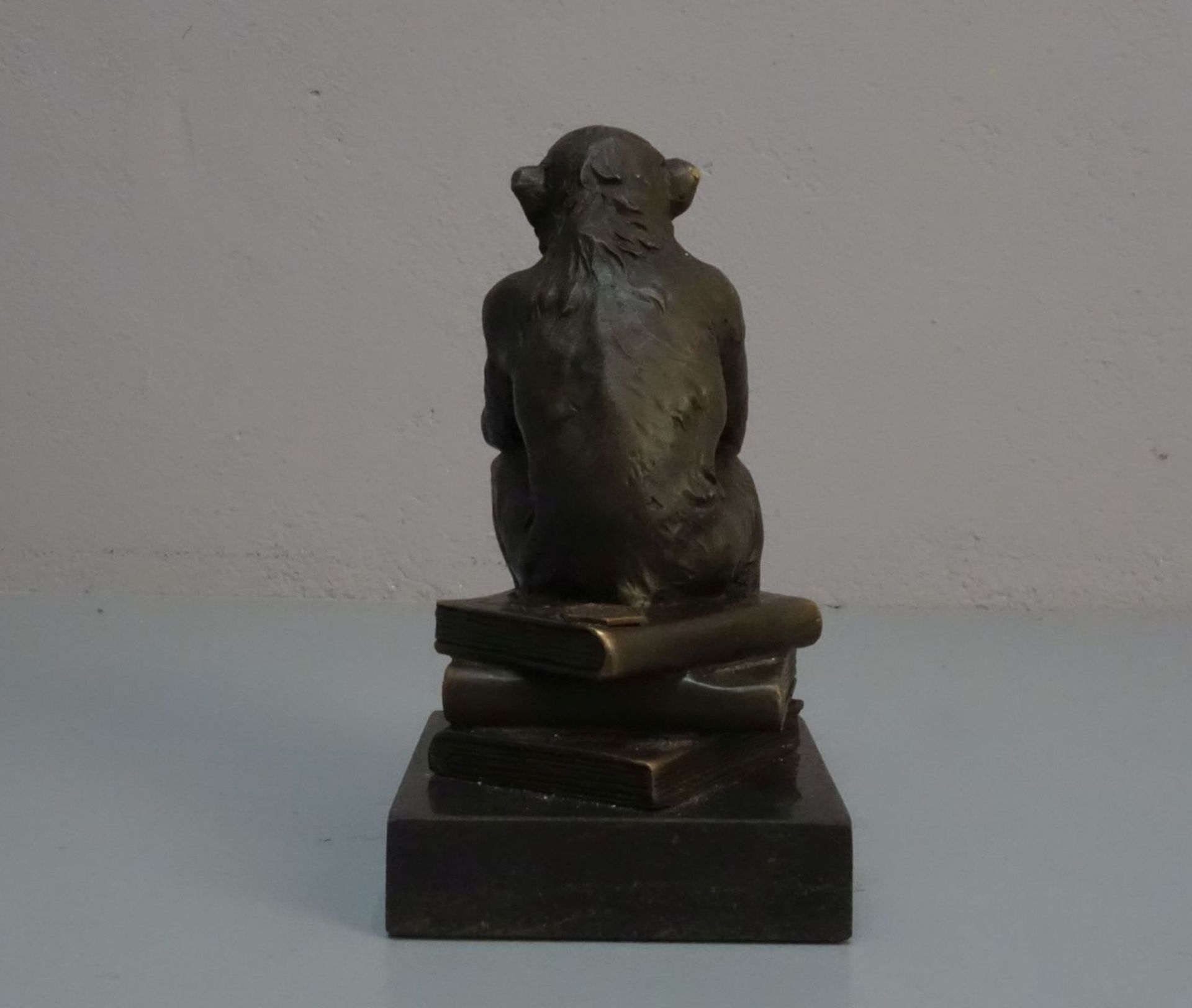 SKULPTUR / sculpture: "Affe mit Totenkopf", Bronze, hellbraun patiniert, auf Marmorpostament. In - Image 4 of 5