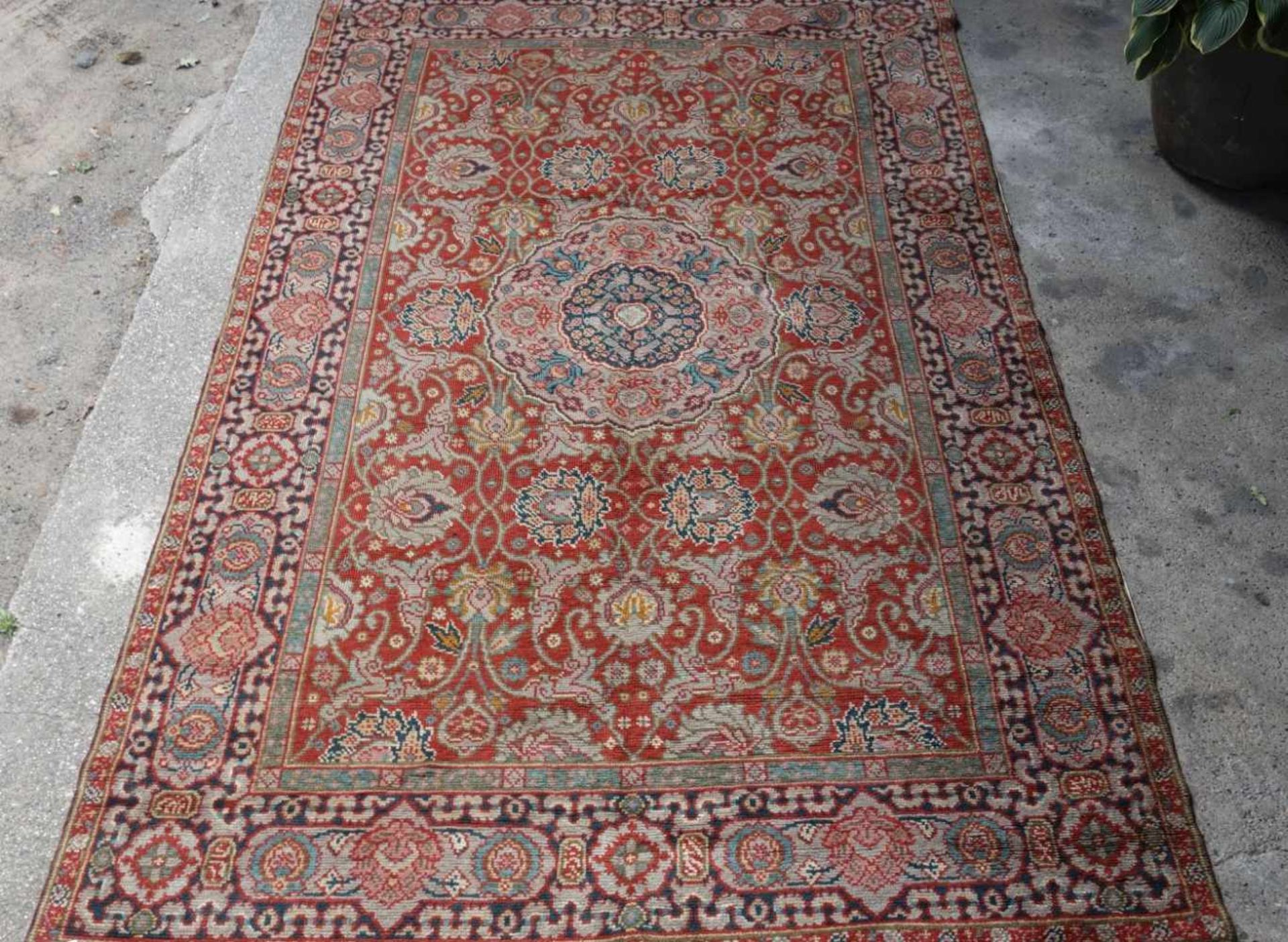 SMYRNA-TEPPICH / rug, Türkei, um 1920, Wolle. Hauptfeld mit rotem Fond und zentralem Medaillon mit - Image 2 of 9