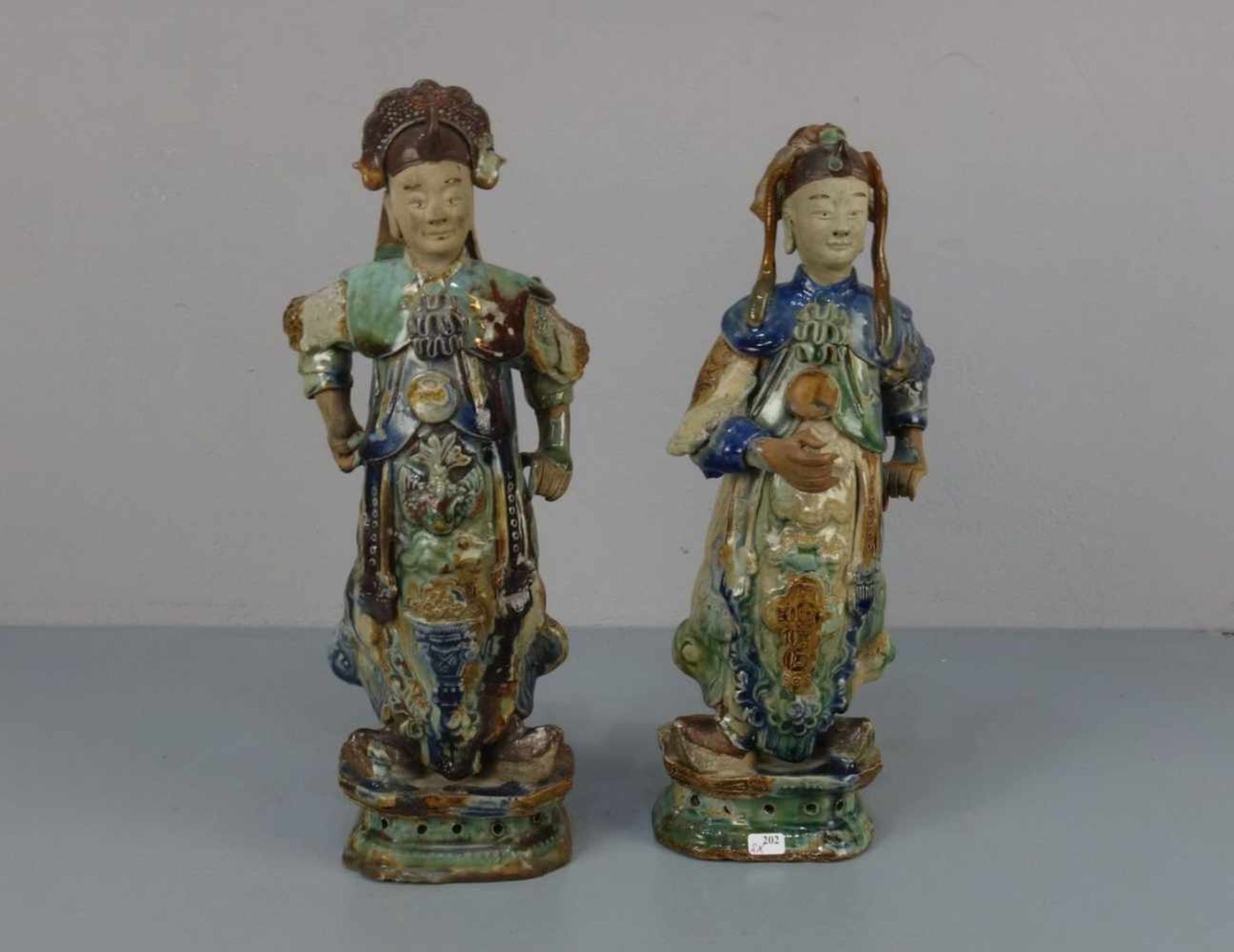 FIGURENPAAR / TANG-FIGUREN: "Stehende höfische Figuren mit Sancai - Glasur" in Hellgrün, Blau und