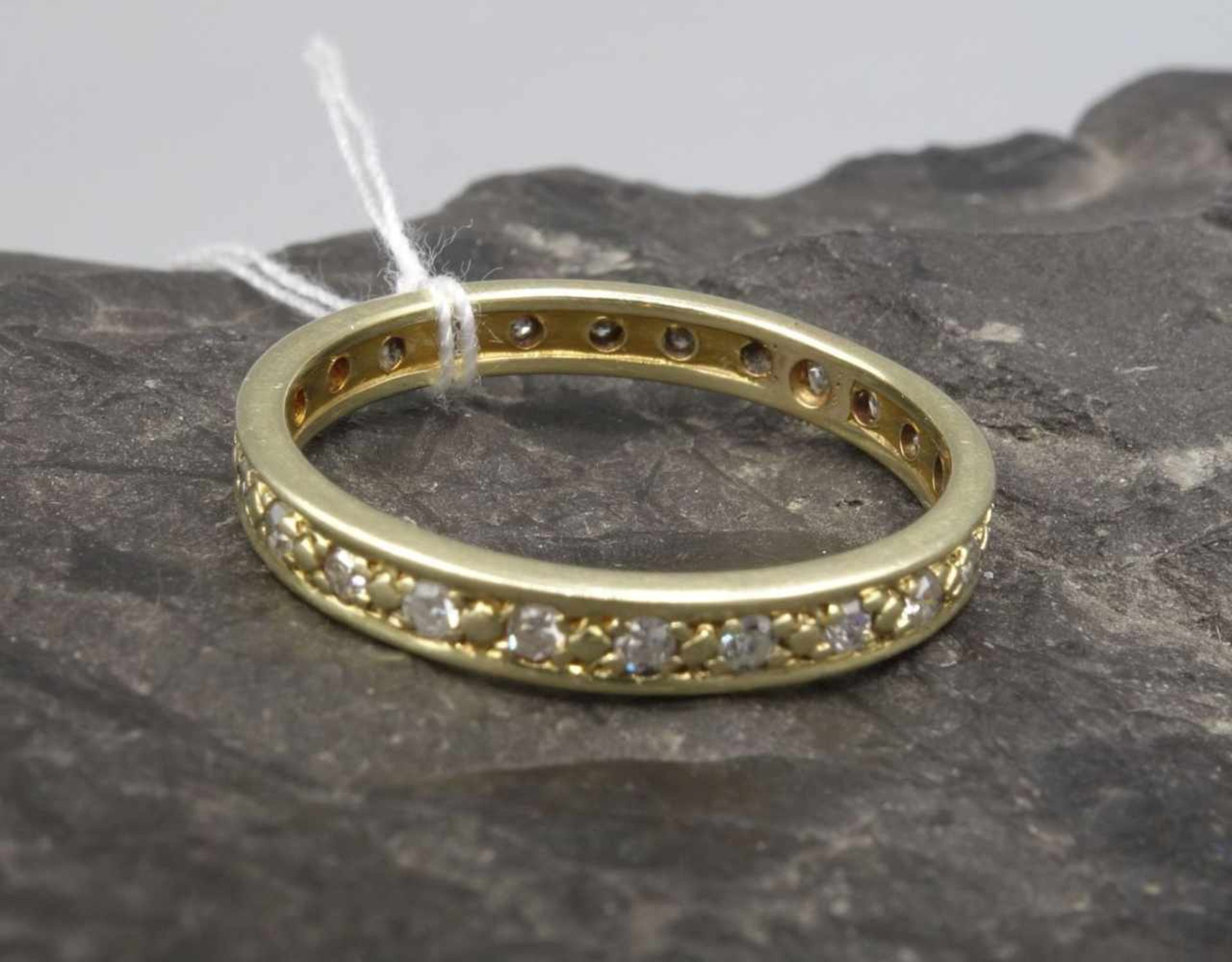 RING / MEMORYRING, 585er Gelbgold (mit Säure getestet, 3 g), Ringschiene umlaufend besetzt mit