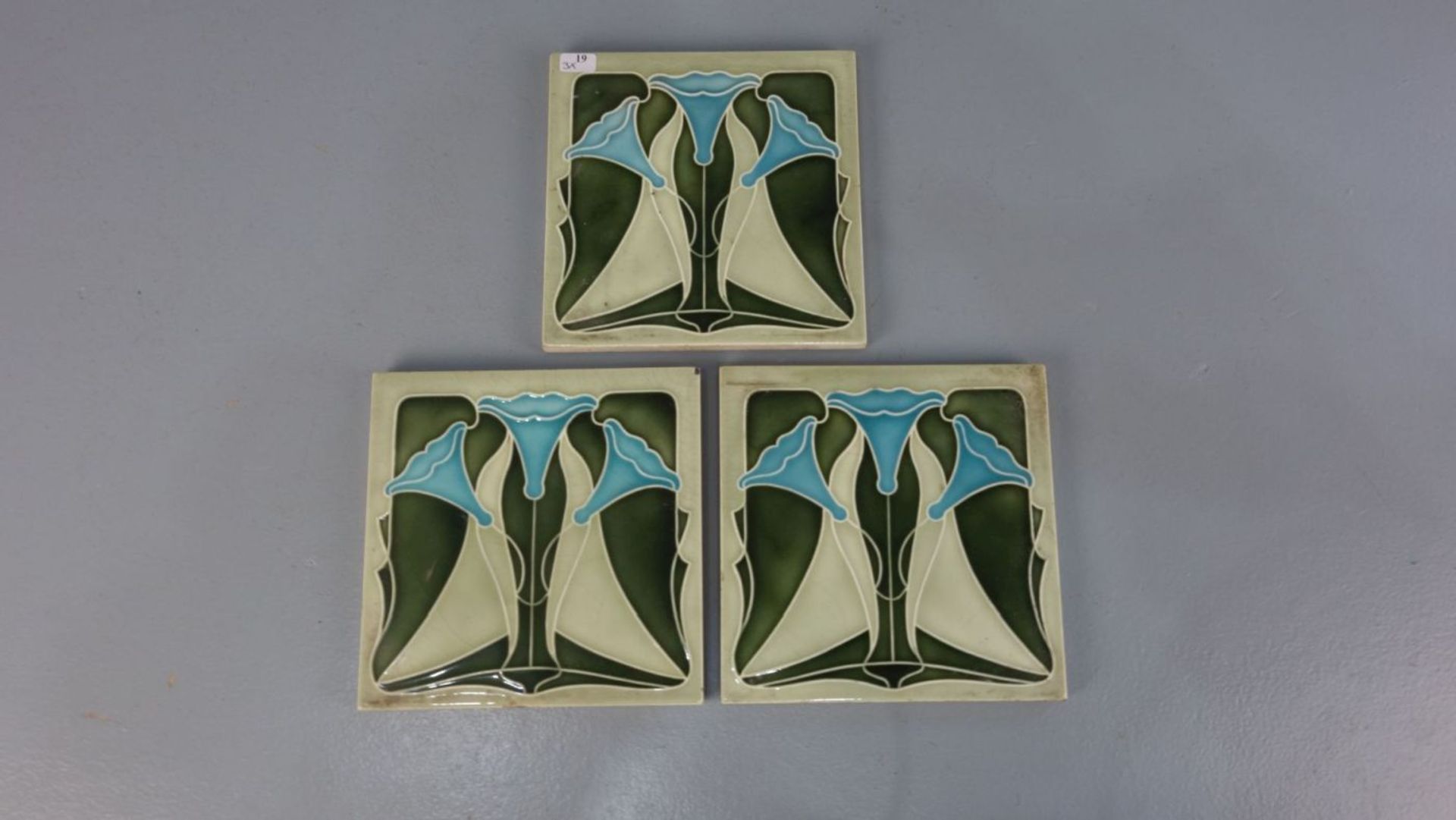 3 JUGENDSTILFLIESEN / art nouveau tiles, heller Scherben, um 1900, dreifarbig glasiert mit