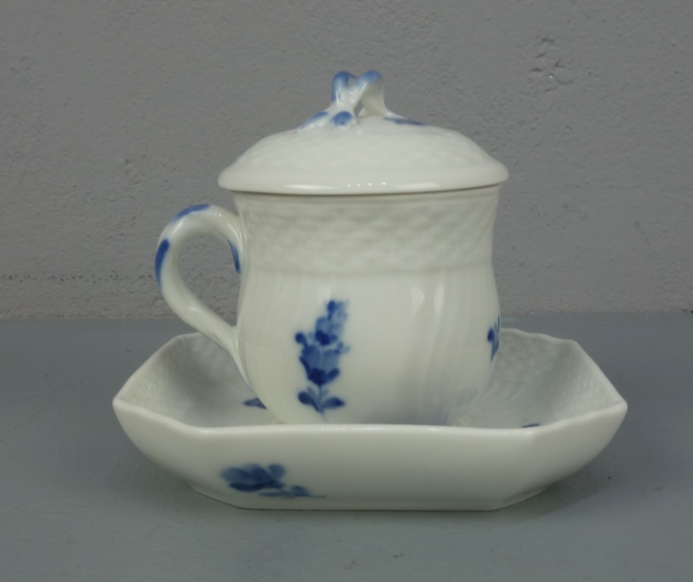 DECKELTASSEN / MOCK TURTLE - TASSEN / SCHOKOLADENTASSEN "Blaue Blume" / porcelain cups, Porzellan, - Image 4 of 7