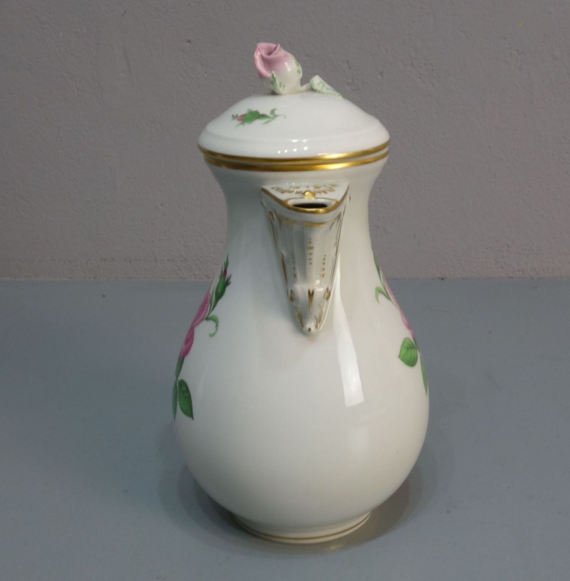 KAFFEEKANNE / coffeepot, Porzellan, Manufaktur Meissen, unterglasurblaue Schwertermarke, Marke - Image 2 of 5