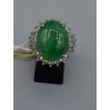 RING, besetzt mit Jade und Brillanten in Brillant- und Baguette-Schliff, 750er Weissgoldfassung (9