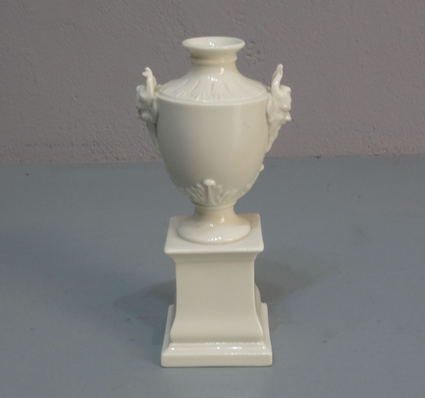 VASE, Weissporzellan, Manufaktur Nymphenburg, unterglasurgrüne bekrönte Rautenschildmarke, Marke - Image 3 of 5