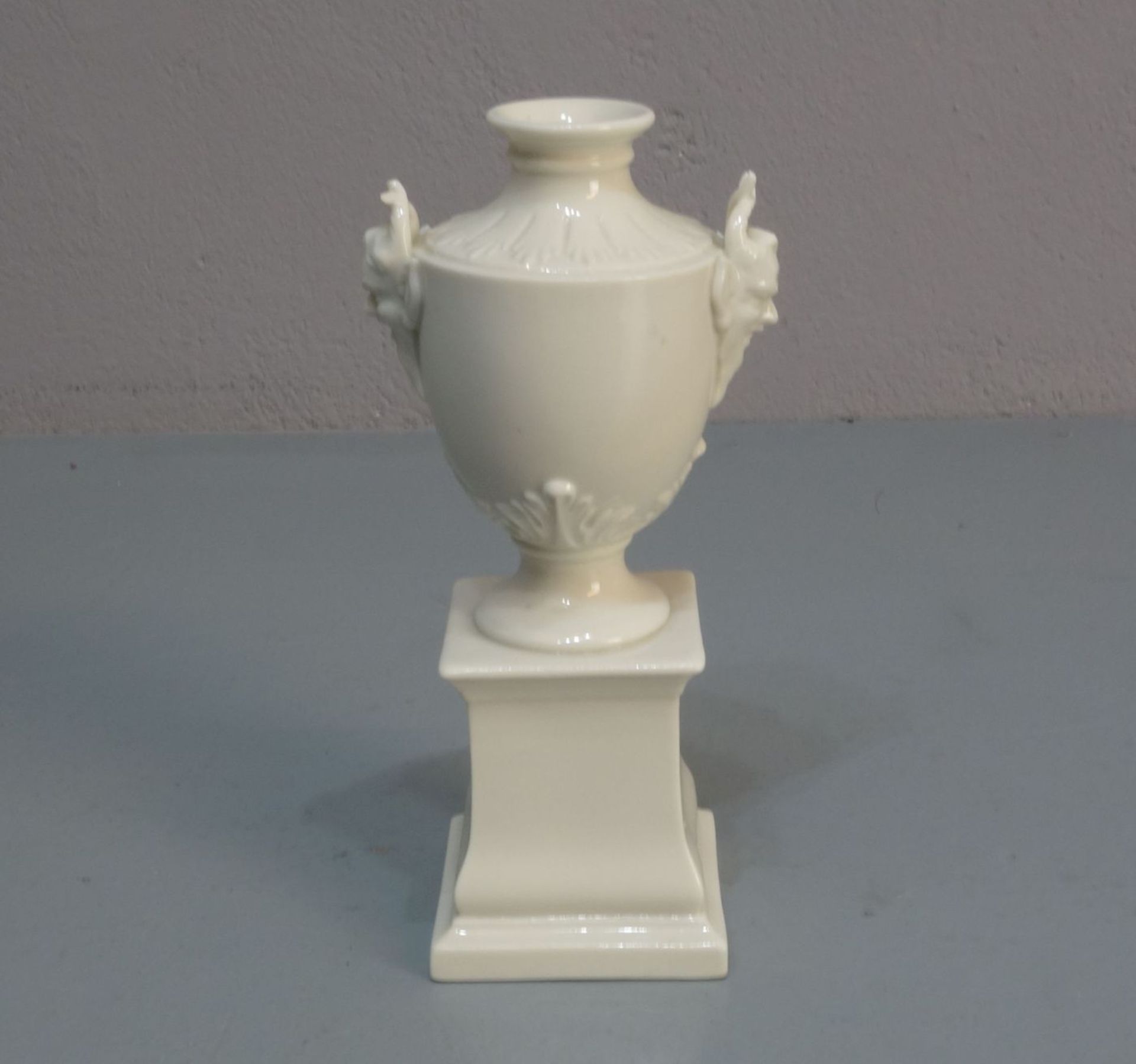 VASE, Weissporzellan, Manufaktur Nymphenburg, unterglasurgrüne bekrönte Rautenschildmarke, Marke - Bild 3 aus 5