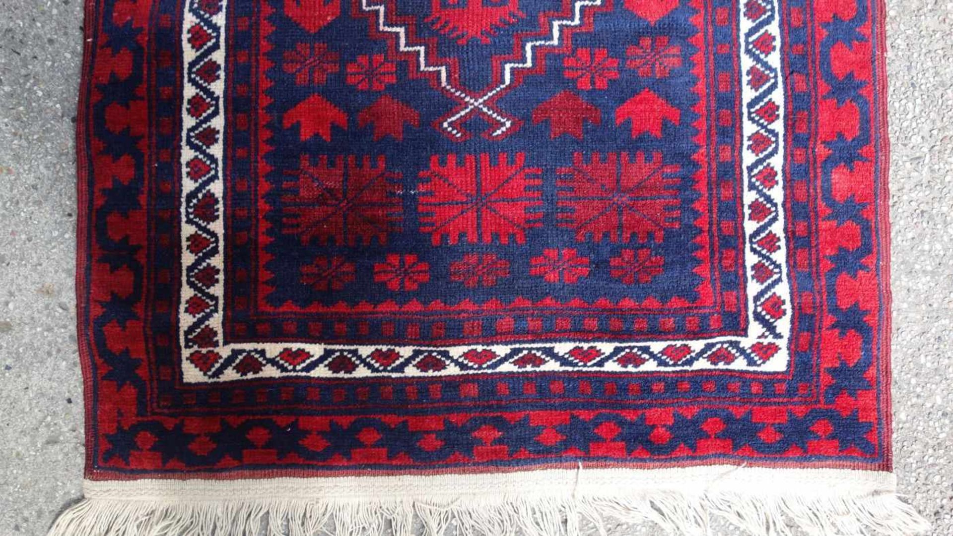 TÜRKISCHER TEPPICH / turkish carpet, 20 Jh.. Fein geknüpfter Teppich in kräftiger und - Image 2 of 7