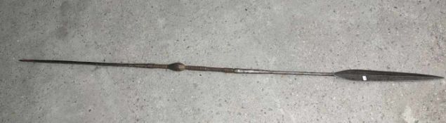 SPEER / WURFSPIESS / spear, Metall und Holz, Papua Neuguinea oder Afrika. Stab aus Metall mit mittig