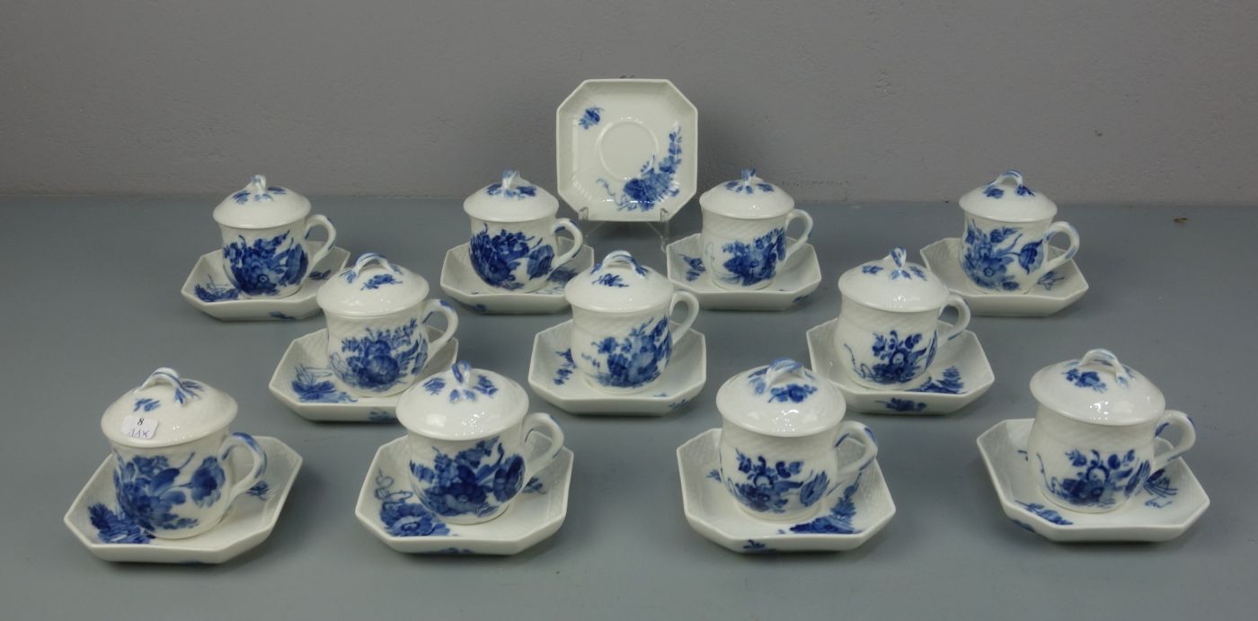 DECKELTASSEN / MOCK TURTLE - TASSEN / SCHOKOLADENTASSEN "Blaue Blume" / porcelain cups, Porzellan,