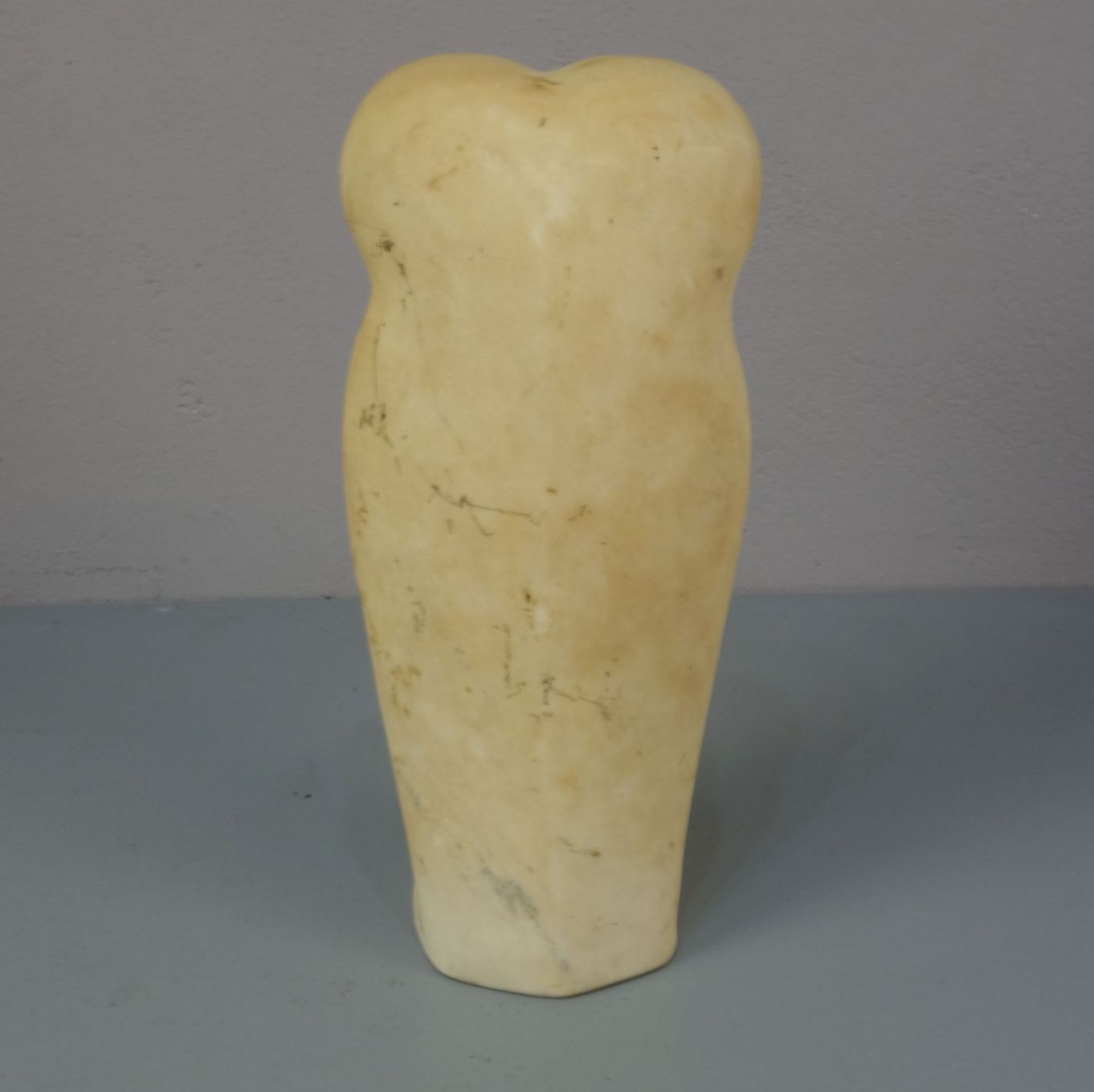 SKULPTUR "EULE" / sculpture: owl, Alabaster, 2. Hälfte 20. Jh.; vollplastisch und stilisiert - Bild 3 aus 4