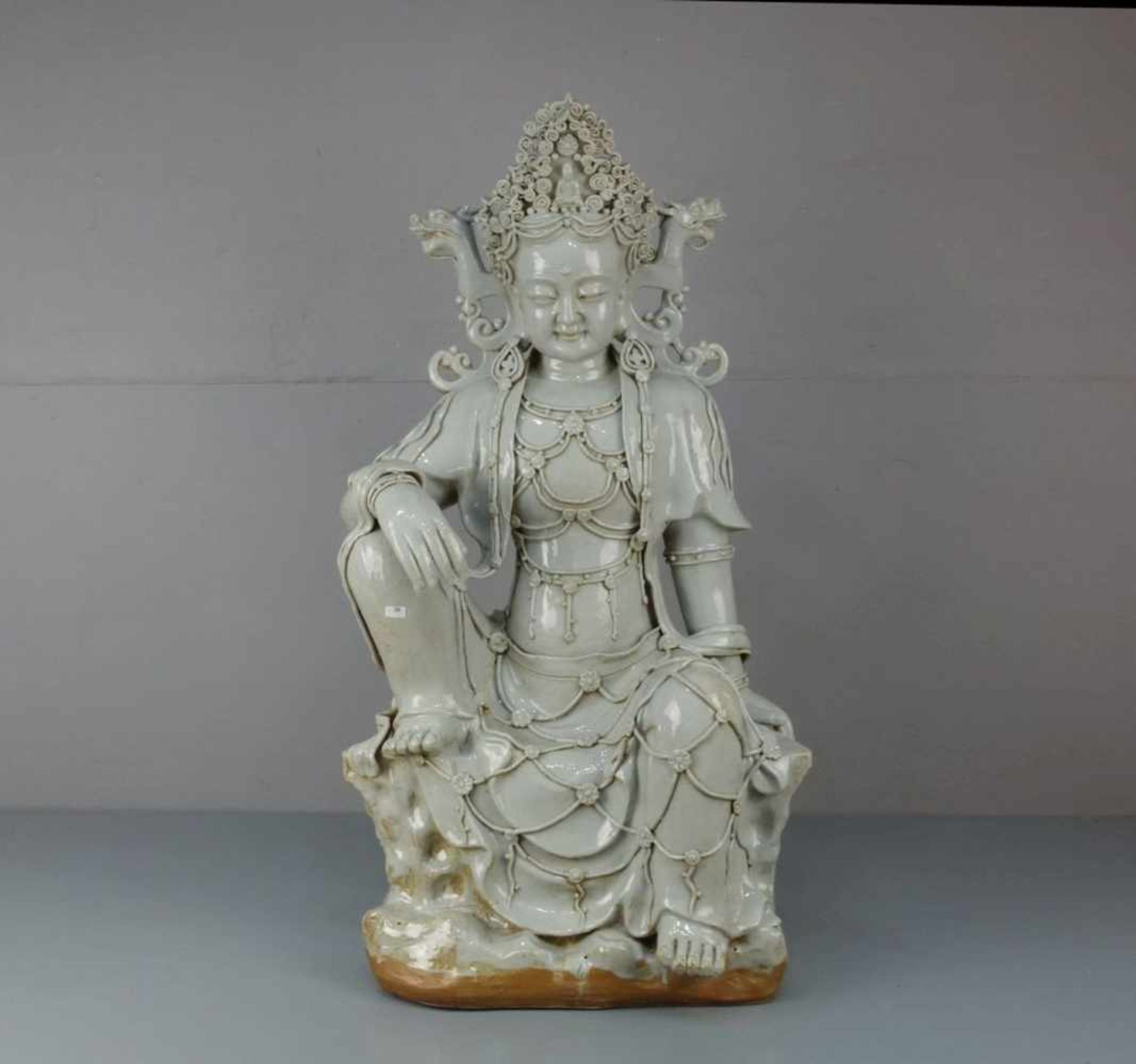 GUAN YIN, Keramik, weiß glasiert in der Anmutung von Blanc de chine, wohl späte Qing Dynastie. In