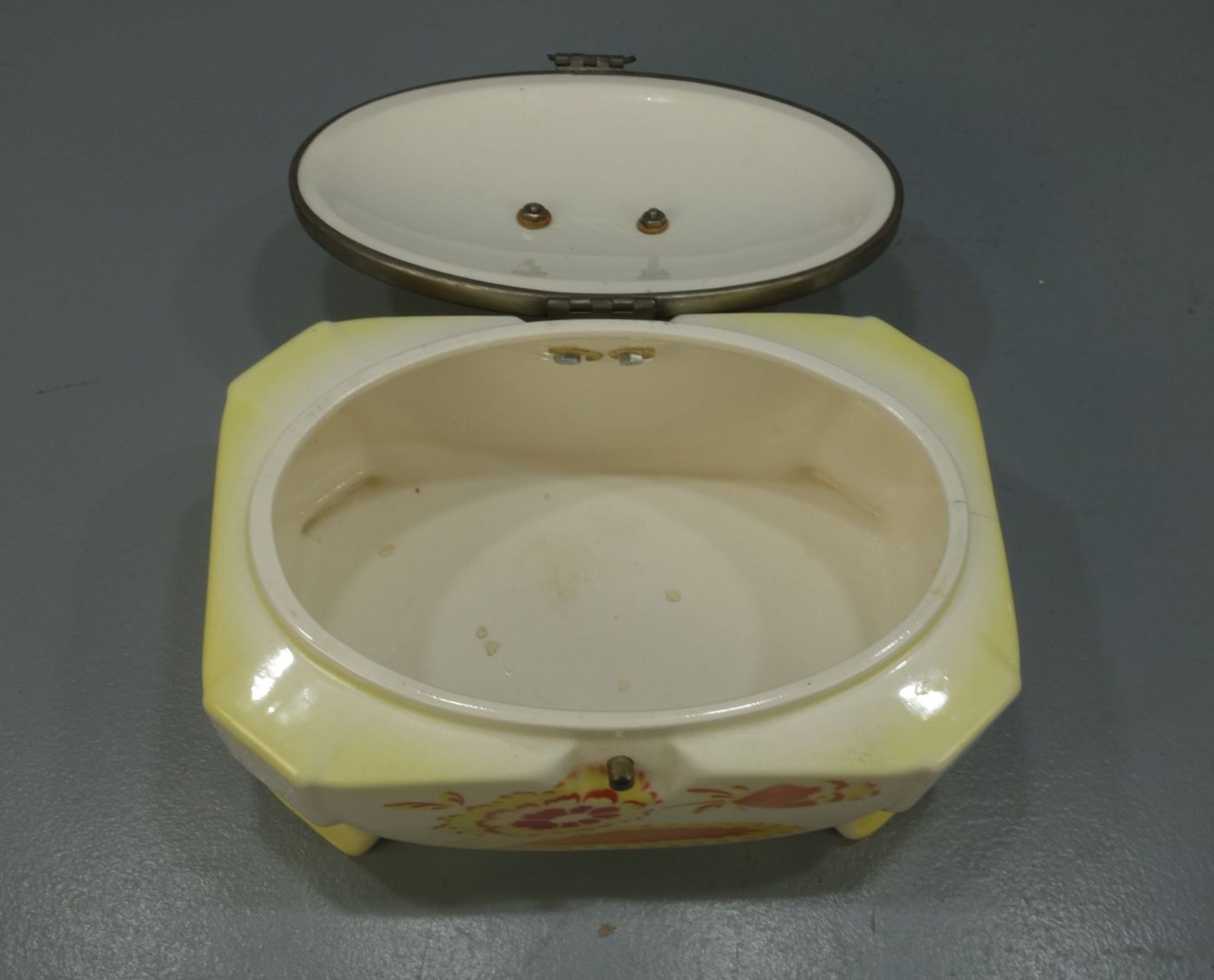 ART DÉCO BISKUITDOSE / DECKELDOSE / ceramic box, Keramik mit Metallmonturen, um 1920 /1930; heller - Bild 2 aus 5