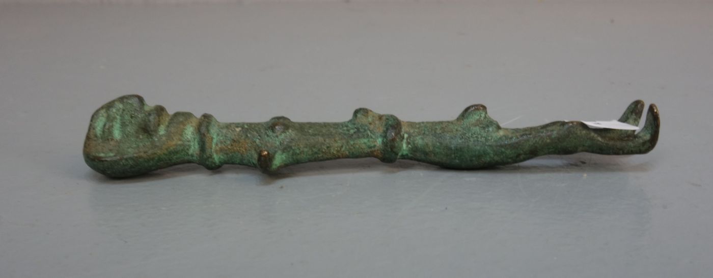 SKULPTUR / miniature sculpture, Bronze, grün patiniert, Herkunft und Alter unbestimmt. Figürliche - Image 2 of 2