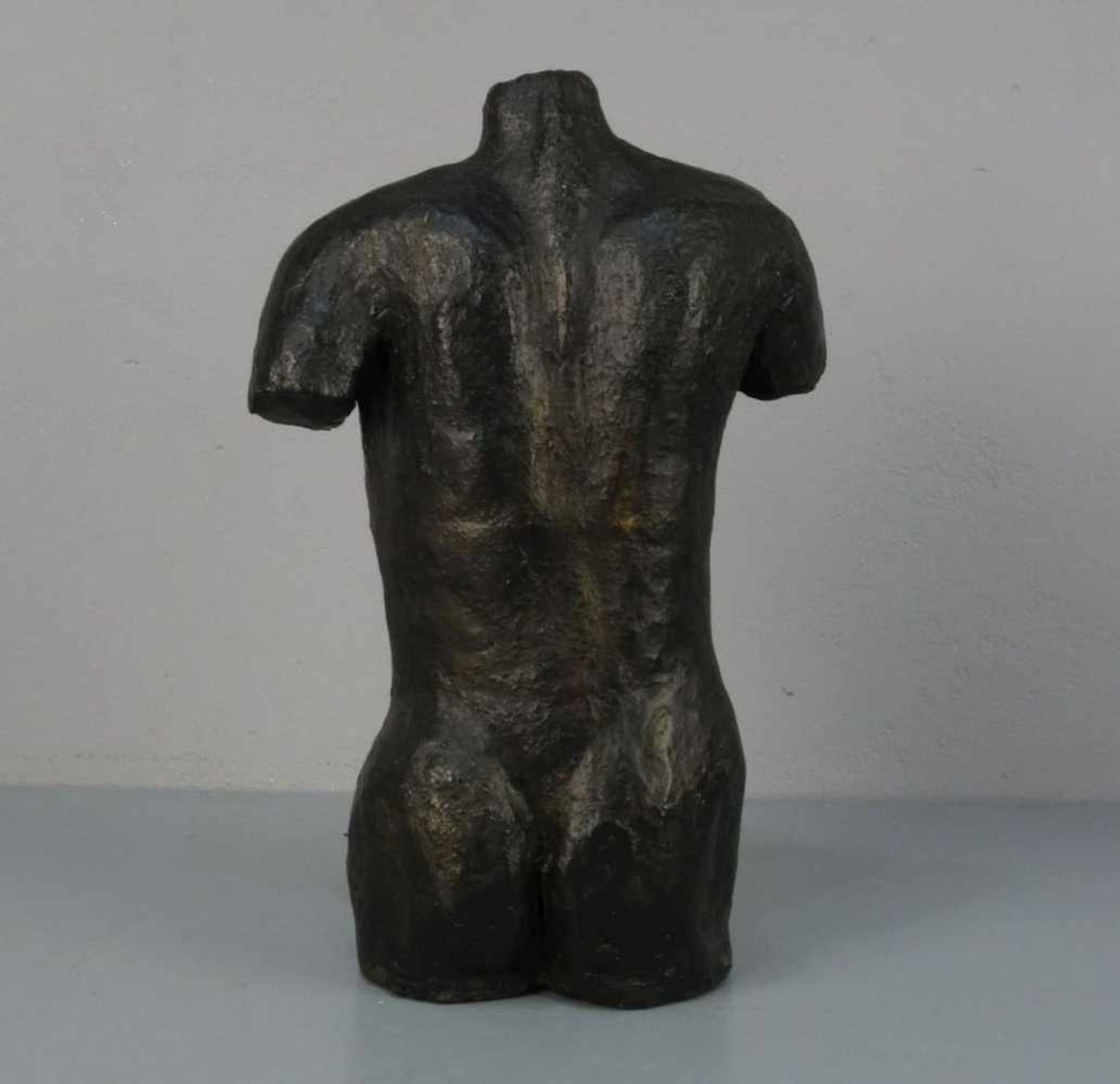 BILDHAUER / KERAMIKER DES 20./21. Jh.: Skulptur / sculpture: "Männlicher Torso", Keramik, - Bild 3 aus 5