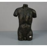 BILDHAUER / KERAMIKER DES 20./21. Jh.: Skulptur / sculpture: "Männlicher Torso", Keramik,