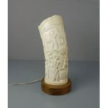 TISCHLAMPE MIT ELFENBEINSCHIRM / ELFENBEIN-TISCHLAMPE / ivory table lamp, Bein und Holz. Runder