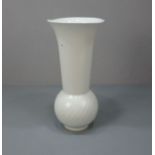 VASE "WELLENSPIEL RELIEF" / porcelain vase, Weissporzellan, Manufaktur Meissen, unterglasurblaue