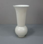 VASE "WELLENSPIEL RELIEF" / porcelain vase, Weissporzellan, Manufaktur Meissen, unterglasurblaue
