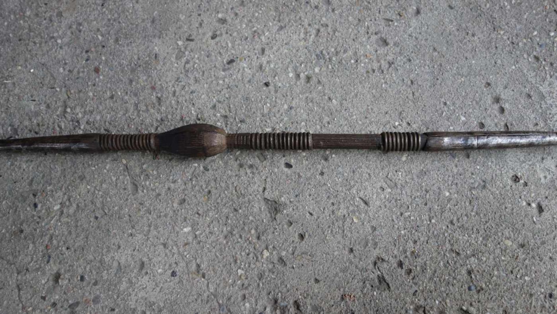 SPEER / WURFSPIESS / spear, Metall und Holz, Papua Neuguinea oder Afrika. Stab aus Metall mit mittig - Bild 3 aus 4