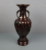 BODENVASE AUS METALL / chinese metal vase, China, 20. Jh., brüniertes Metall, unter dem Stand mit