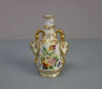 BIEDERMEIER - VASE, Porzellan, unter dem Stand vertieft gemarkt "CF", um 1840. Profilierter