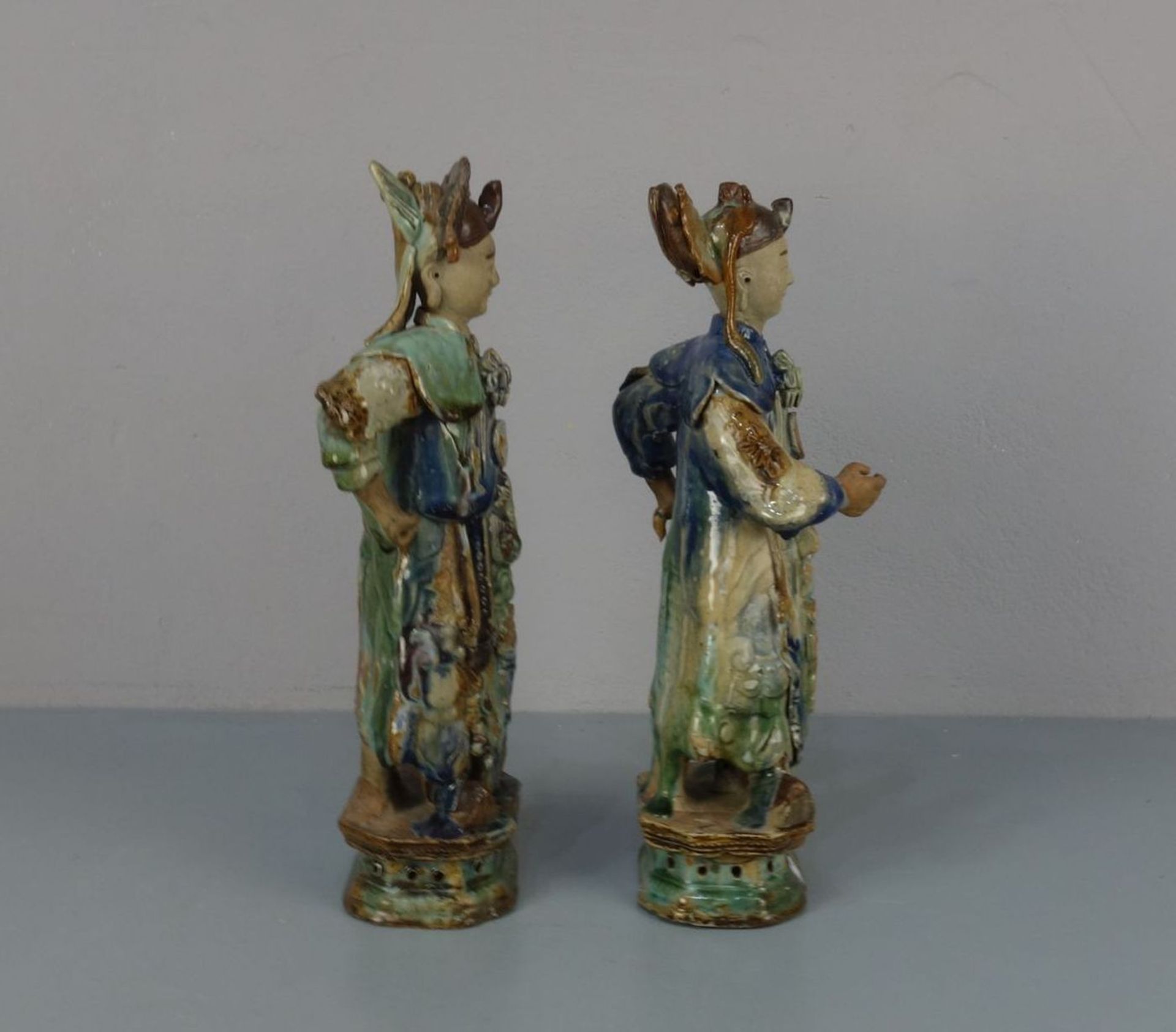 FIGURENPAAR / TANG-FIGUREN: "Stehende höfische Figuren mit Sancai - Glasur" in Hellgrün, Blau und - Bild 4 aus 5