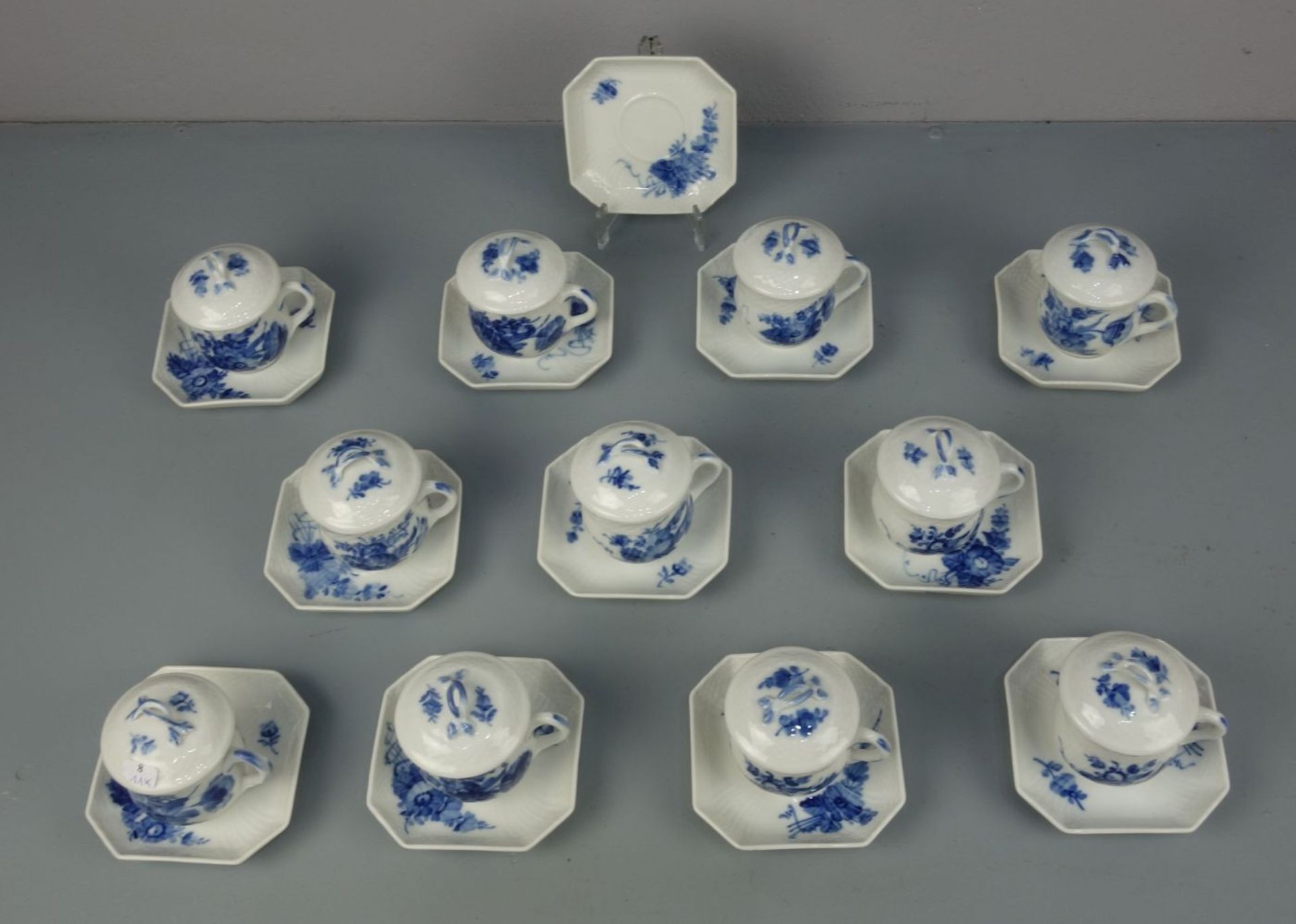 DECKELTASSEN / MOCK TURTLE - TASSEN / SCHOKOLADENTASSEN "Blaue Blume" / porcelain cups, Porzellan, - Bild 2 aus 7