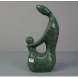 SHONA - SKULPTUR / sculpture: "MUTTER UND KIND", grüner Serpentin, vollplastische und