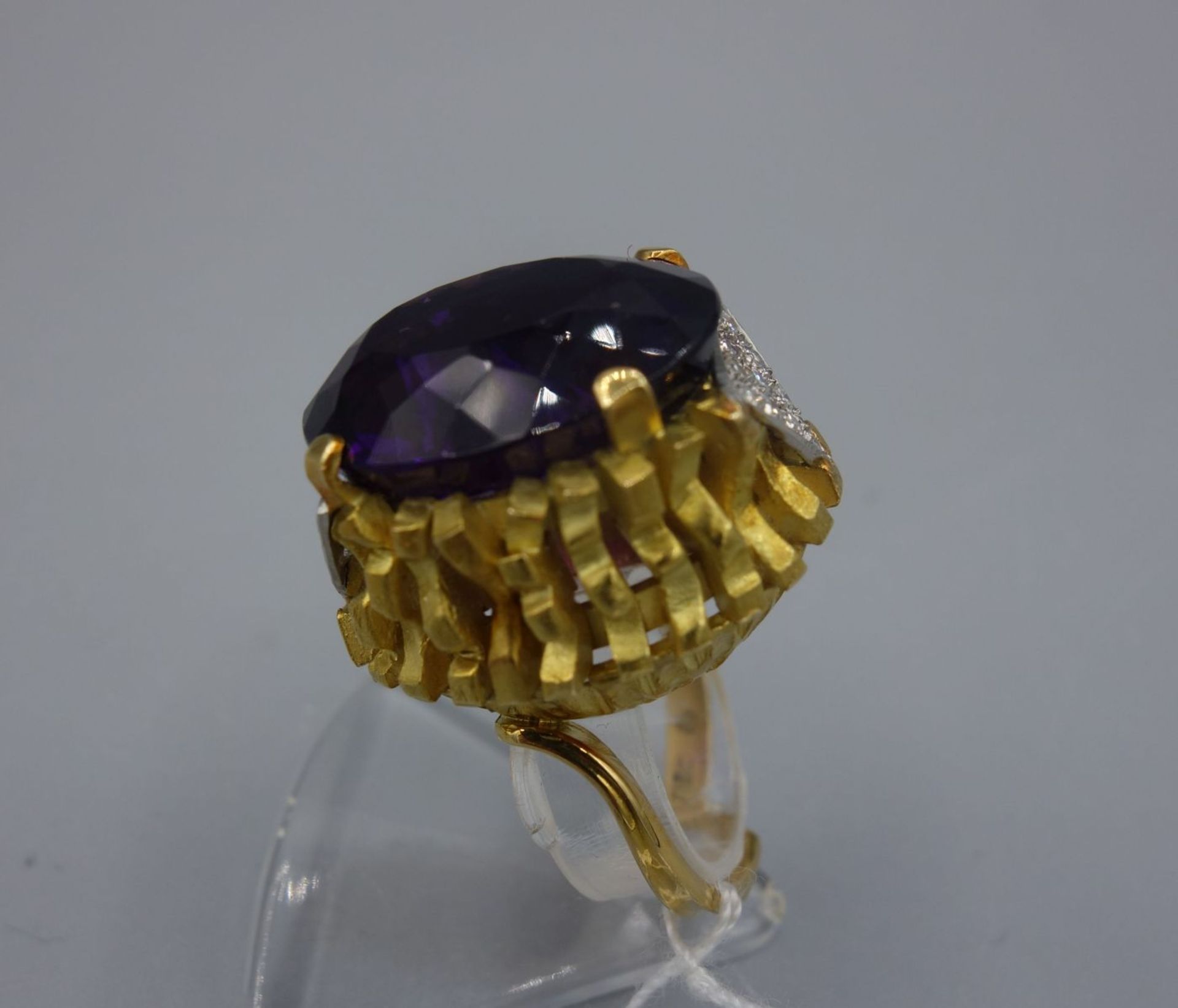 DESIGNER-RING in 750er Gelbgoldfassung (19,8 g), besetzt mit einem Amethyst und einer Vielzahl - Bild 4 aus 6