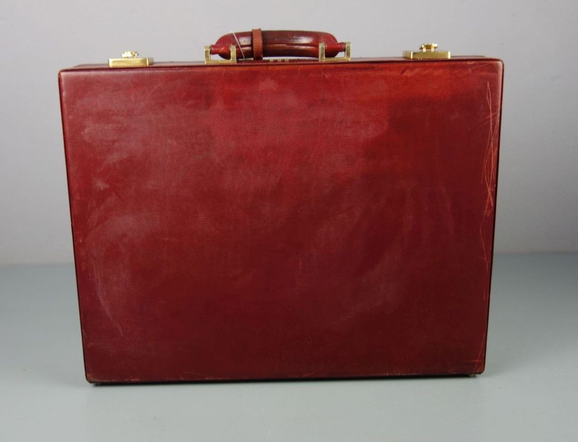 ROTER MÄDLER AKTENKOFFER / red leather briefcase, 2. H. 20. Jh., rotes Leder mit goldfarbenen - Bild 6 aus 6