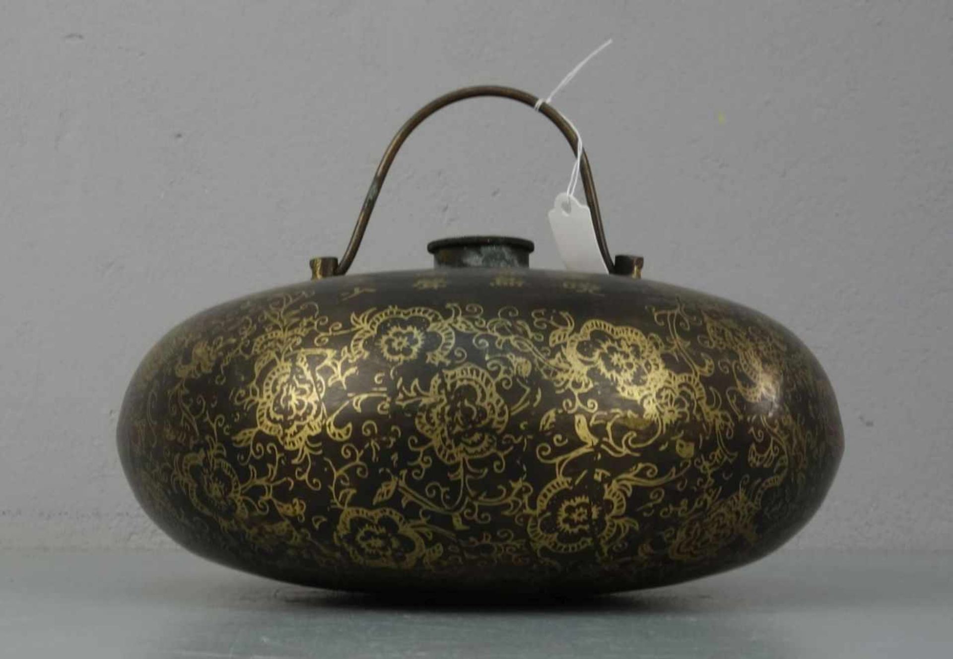 CHINESISCHE WÄRMFLASCHE / hot-water bottle, China, Anfang 20. Jh., Bronze braun patiniert und in - Image 4 of 4
