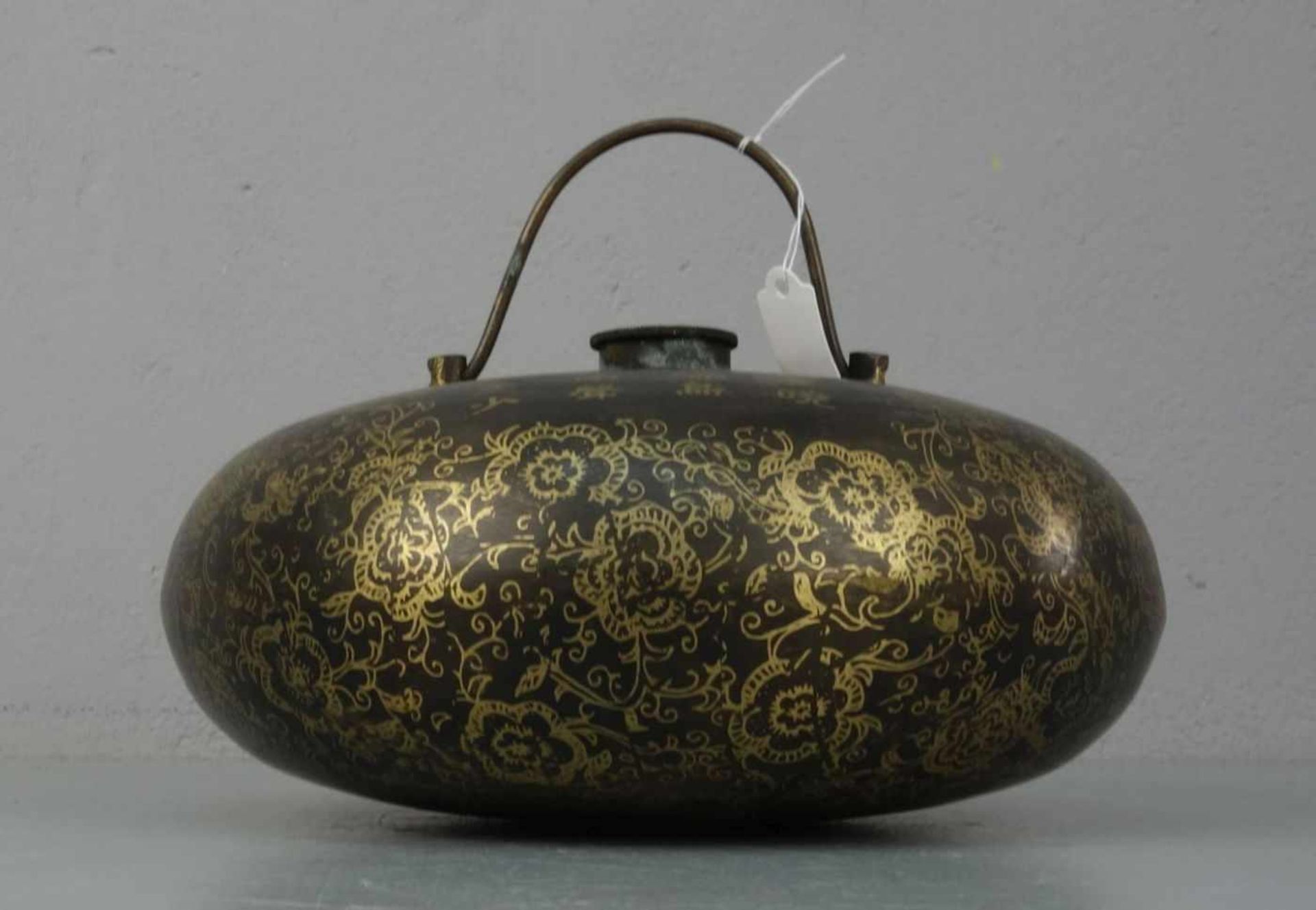 CHINESISCHE WÄRMFLASCHE / hot-water bottle, China, Anfang 20. Jh., Bronze braun patiniert und in - Bild 4 aus 4