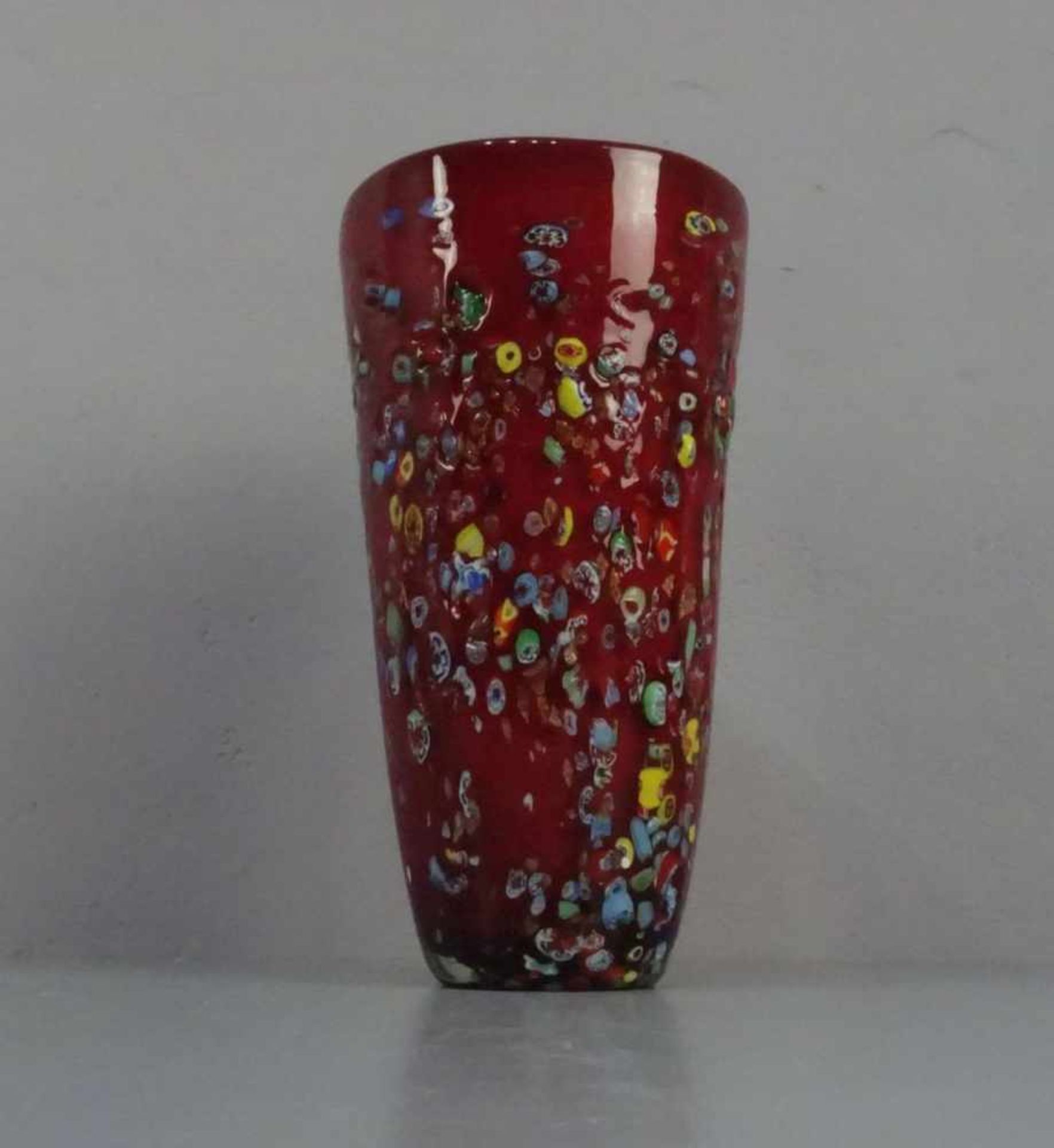 MURANO - GLASVASE "Mille fiori", dickwandiges farbloses Glas mit rotem Unterfang, eingeschmolzenen - Image 4 of 4