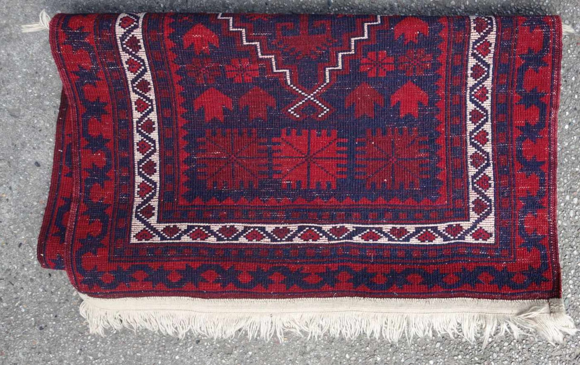 TÜRKISCHER TEPPICH / turkish carpet, 20 Jh.. Fein geknüpfter Teppich in kräftiger und - Image 6 of 7