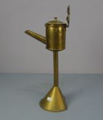 ÖLLAMPE / oil lamp, um 1850, Messing gefalzt, gelötet und getrieben, der konische Fuß beschwert.