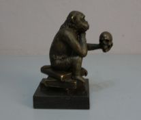 SKULPTUR / sculpture: "Affe mit Totenkopf", Bronze, hellbraun patiniert, auf Marmorpostament. In