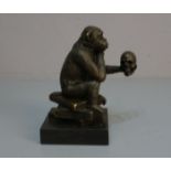 SKULPTUR / sculpture: "Affe mit Totenkopf", Bronze, hellbraun patiniert, auf Marmorpostament. In