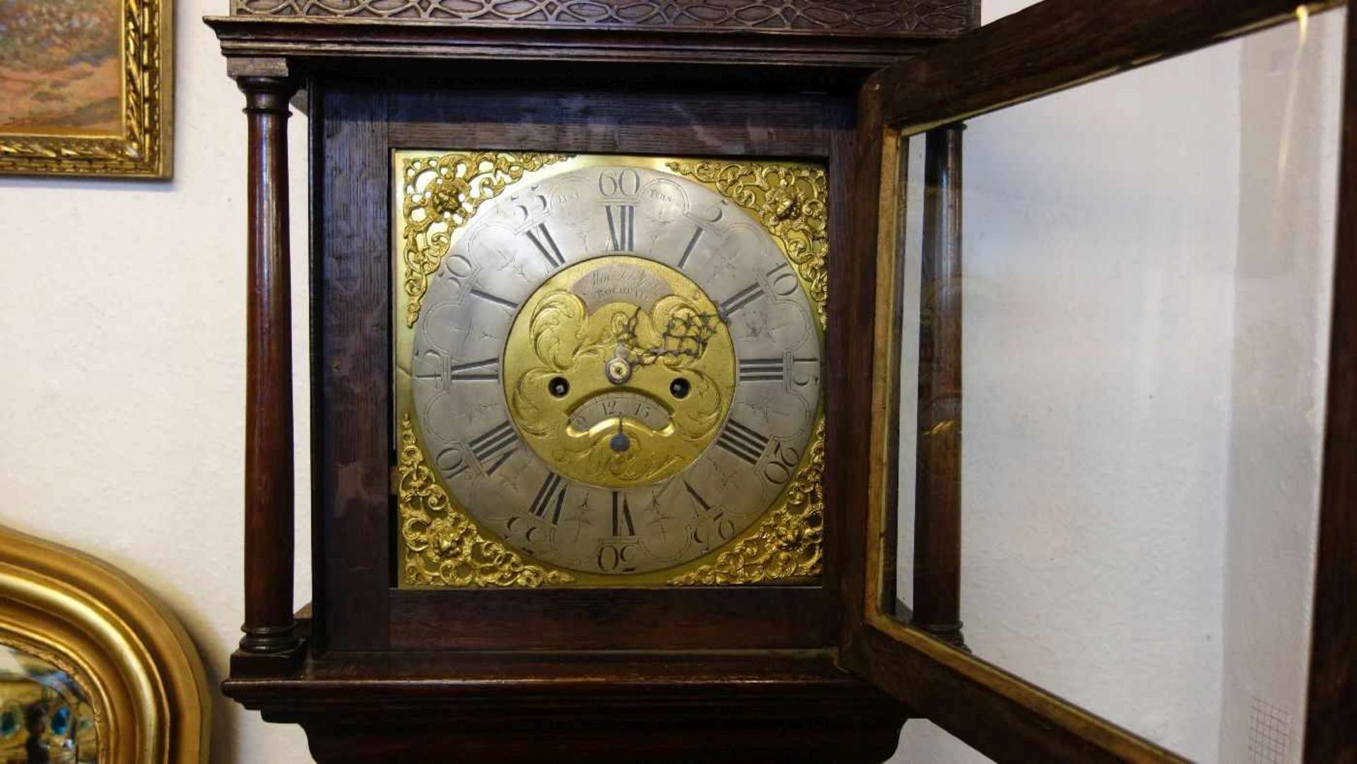ENGLISCHE STANDUHR im Mahagonigehäuse / longcase clock, um 1880. Dreizoniger Aufbau mit profilierter - Bild 2 aus 3