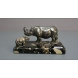 SKULPTUR: "Nashorn mit seinem Jungen", versilbertes Metall auf Marmorpostament, Nr. 1 aus der