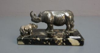 SKULPTUR: "Nashorn mit seinem Jungen", versilbertes Metall auf Marmorpostament, Nr. 1 aus der