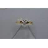 BRILLANT - RING, 585er Gelbgold (2,7 g), besetzt mit einem Brillanten von 0,1 ct.. Ring-Gr. 51/52.