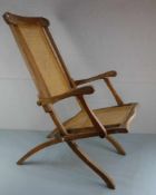 KLAPPSTUHL / LIEGESTUHL MIT WIENER GEFLECHT / folding chair, Hartholz mit Geflecht auf der