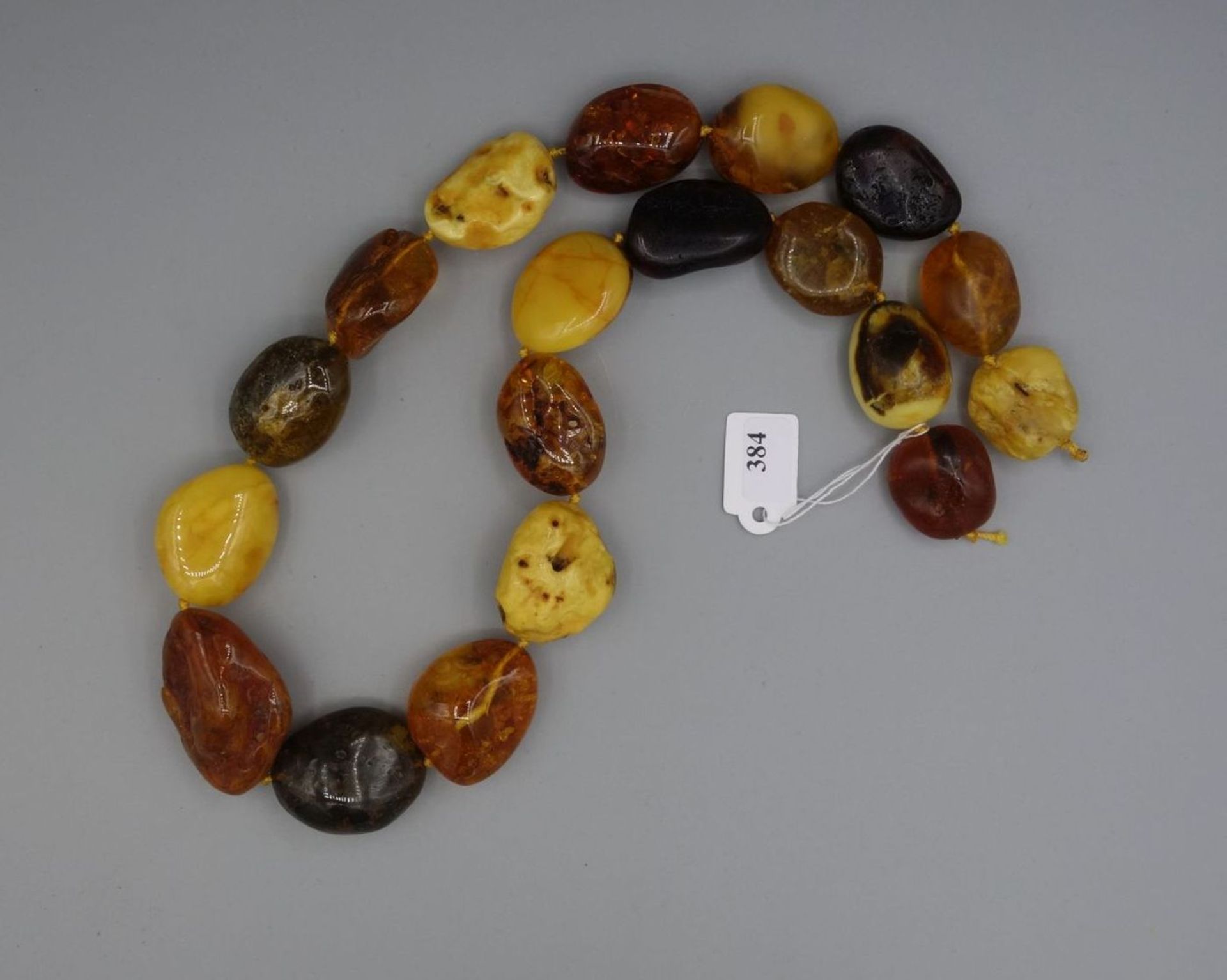 BERNSTEINKETTE / - STRANG / amber necklace, mit 19 Steinen unterschiedliche Farbigkeit, Form und