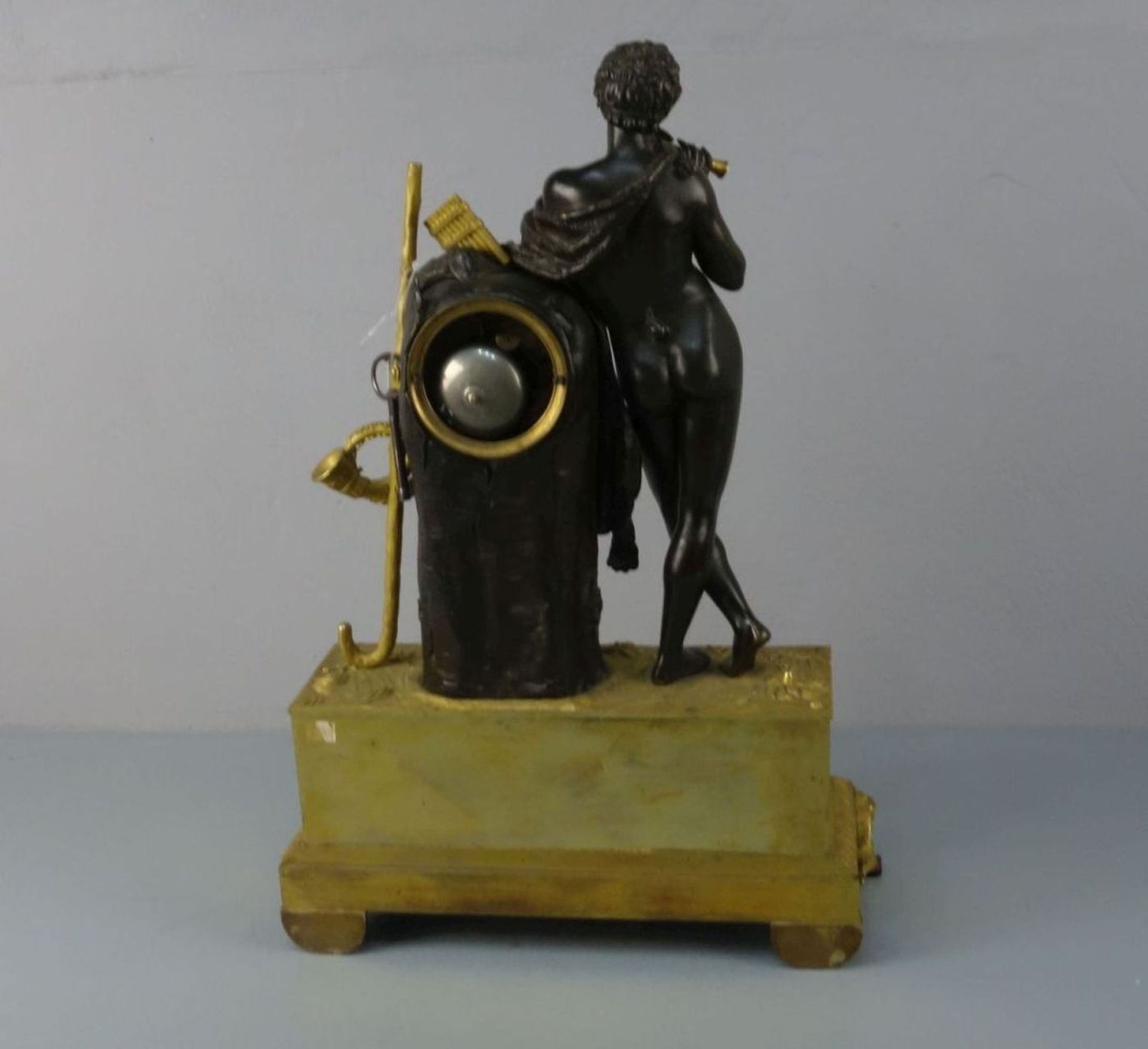 KLASSIZISTISCHE FIGÜRLICHE PENDULE "PAN" / KAMINUHR / fire place clock. Bronze- und - Bild 5 aus 7