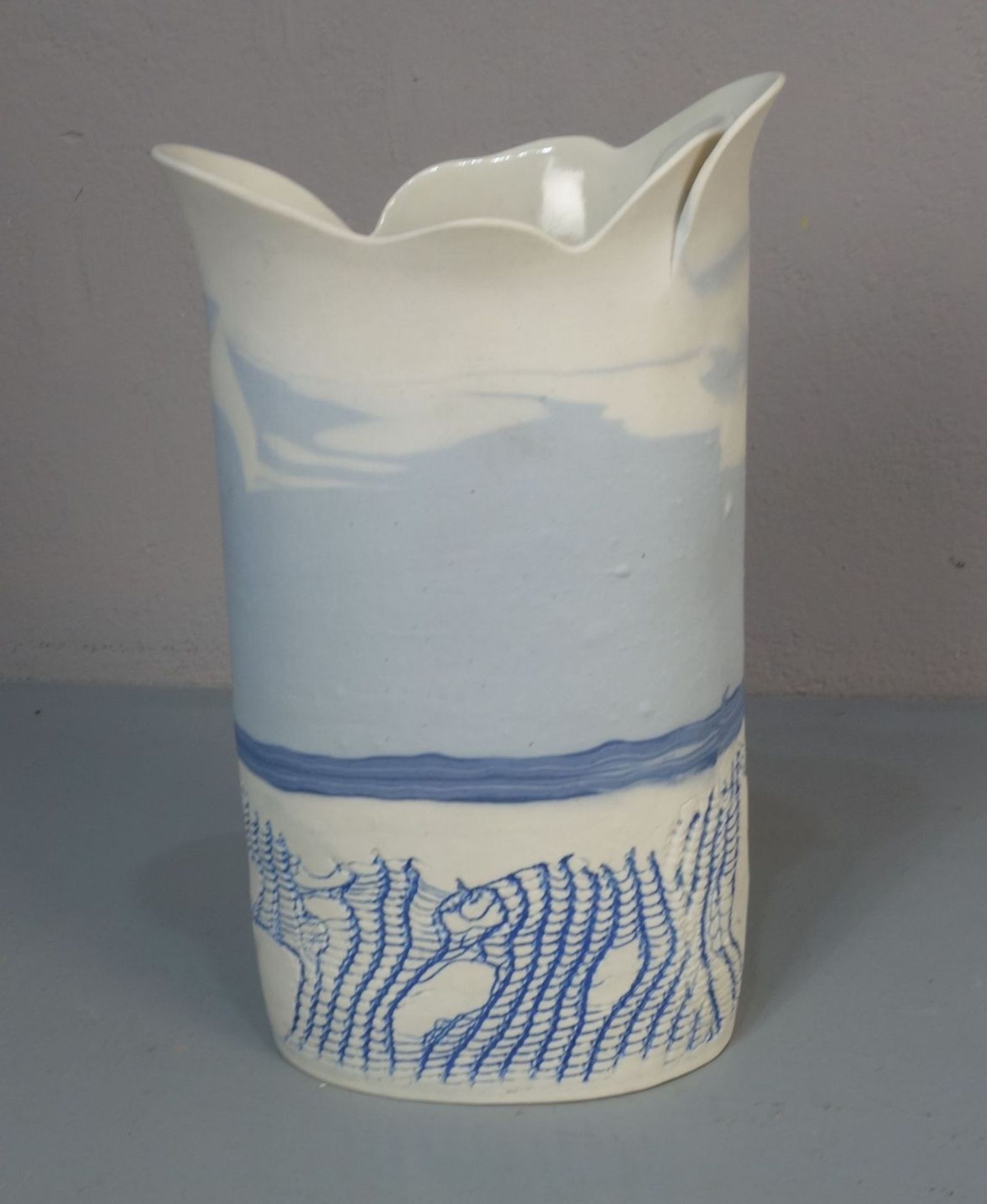 REGIUS, LENE (Dänische Keramikkünstlerin, 20. Jh.), Studiokeramik: "Vase", heller Scherben, partiell - Bild 3 aus 5