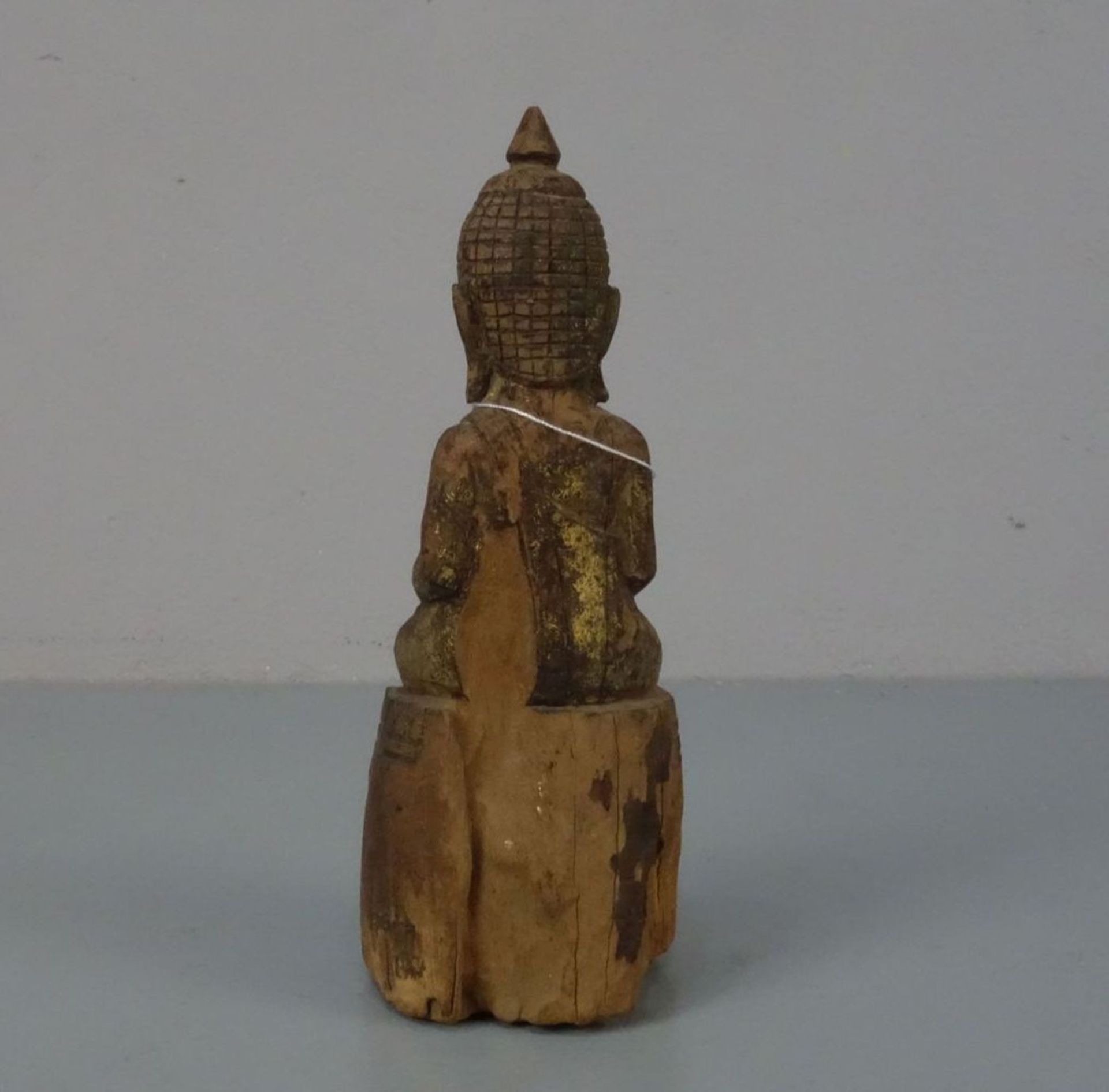 SKULPTUR: "Buddha / Sitzender Buddha im Lotussitz", wohl Thailand 17. Jh., Holz, geschnitzt und - Bild 4 aus 5