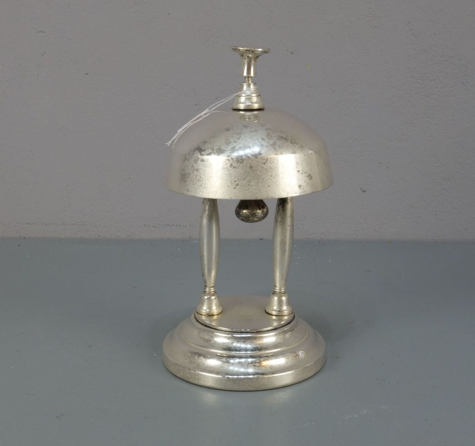 ART DÉCO TISCHGLOCKE / art déco table bell, versilbertes Metall, unter dem Stand gemarkt "Franz
